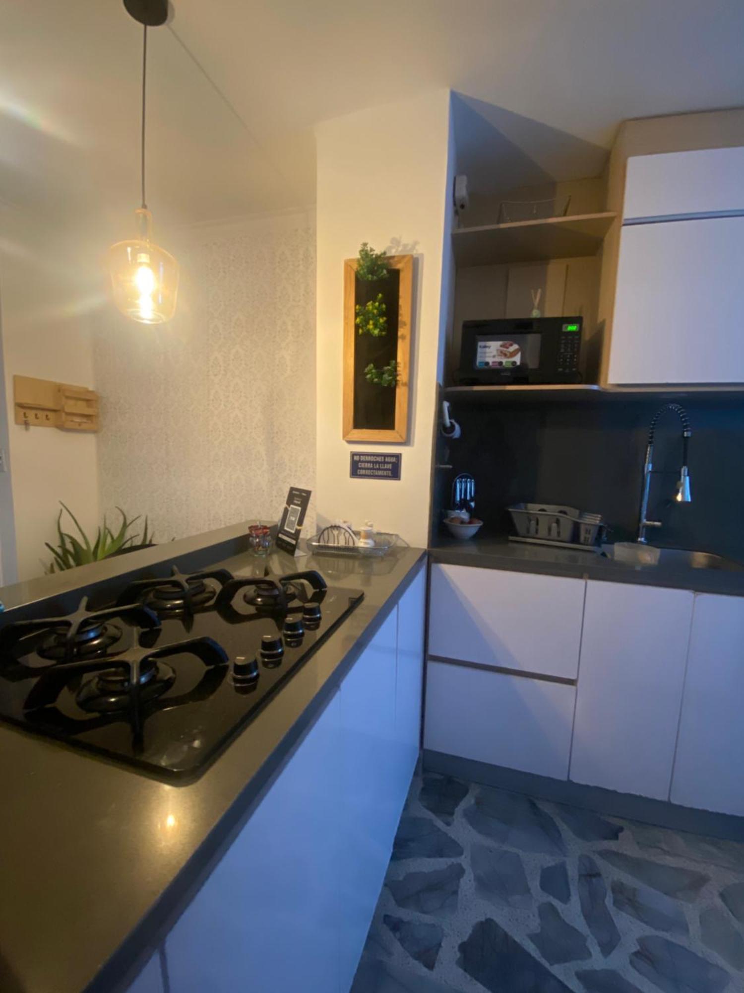 D Casa Hogar, Iluminado Y Tranquilo Con Amenidades Nuevas * Medellin